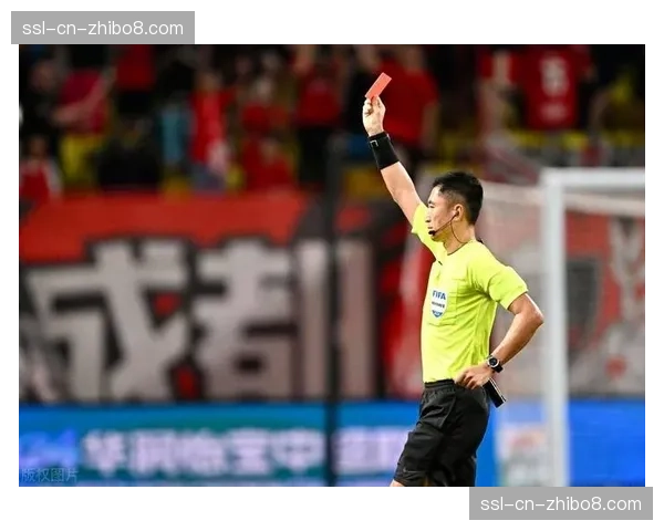 特写：裁判宣布结果前，两位对手在场地中央互相鞠躬致意